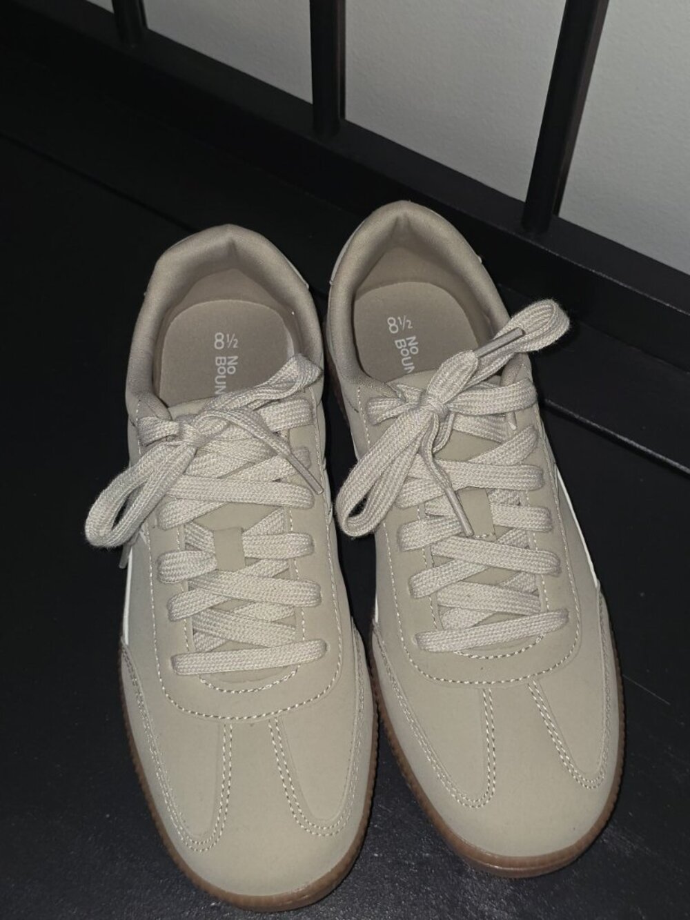 No Boundaries Beige Low-Top Sneakers With Gum Sole Size 8.5 - Picture 2 of 7